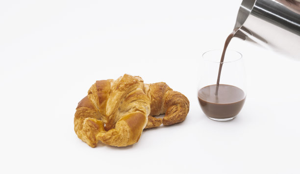 美味的羊角面包和巧克力填充杯图片下载
