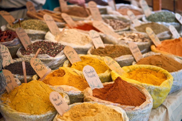 装有不同种类香料的容器的特写。图片下载