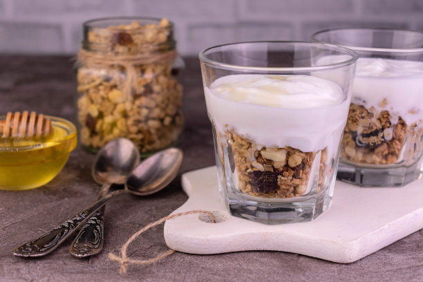 希腊酸奶和格兰诺拉麦片的甜点。图片下载
