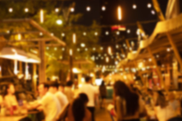 模糊的形象很多人在餐厅吃饭和聚会愉快放松在晚上的时间图片下载