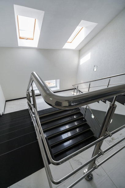 现代建筑的钢制扶手的大理石楼梯图片下载