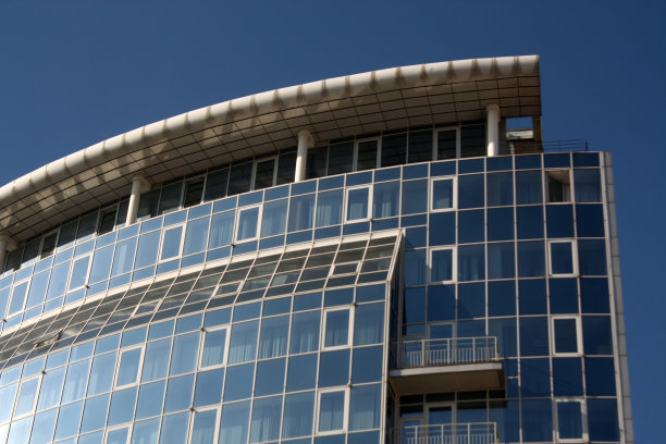 明斯克的现代高层办公大楼。图片下载