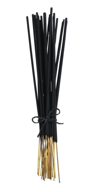 许多芳香的熏香用麻绳绑在白色的背景上图片下载