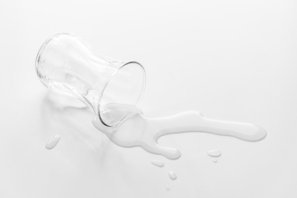 没有一杯水洒在白色的桌子上图片下载