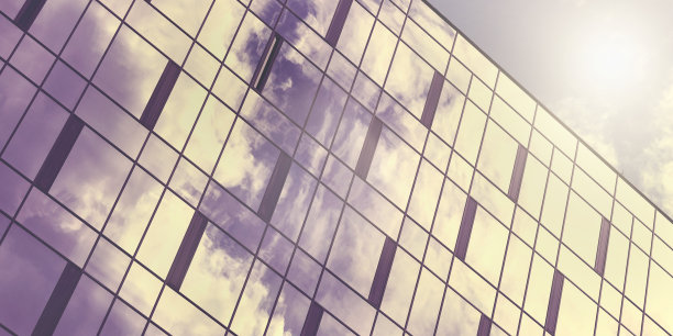 城市建筑，设计的全景窗户在墙上图片下载