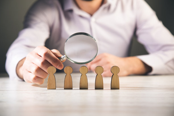 拿着放大镜的男人，手里拿着小人像图片下载