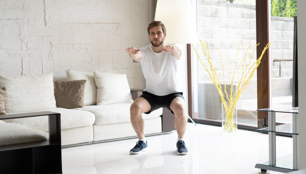 男人在家里做运动的肖像图片下载