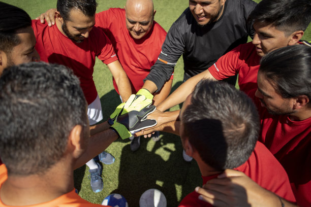 朋友踢足球图片下载