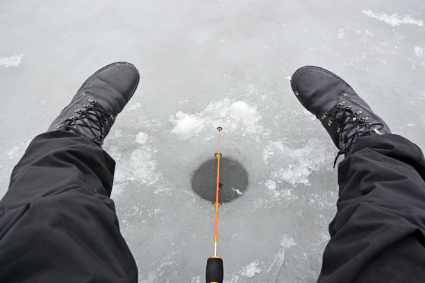 冬季钓鱼。冰上钓鱼——洞中有冰图片下载