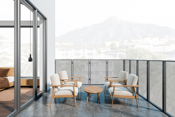 明亮的卧室内部与床，全景窗的正面视图图片下载