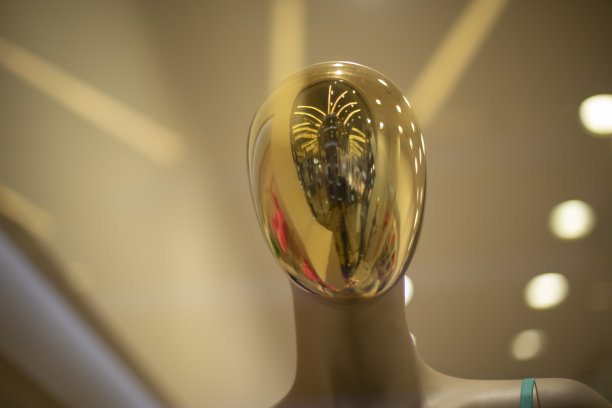 人体模型上的金色面具。反映在展示。图的人。图片下载