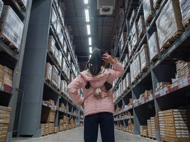 仓库购物中心的小女孩挑选家具图片下载