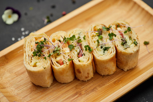 小吃皮塔饼配奶酪和西红柿。各种混合小三明治在黑暗的背景。餐厅菜单图片图片下载