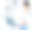 一名年轻医生在一间医疗办公室里用数码平板电脑和笔记本电脑工作的照片图片下载