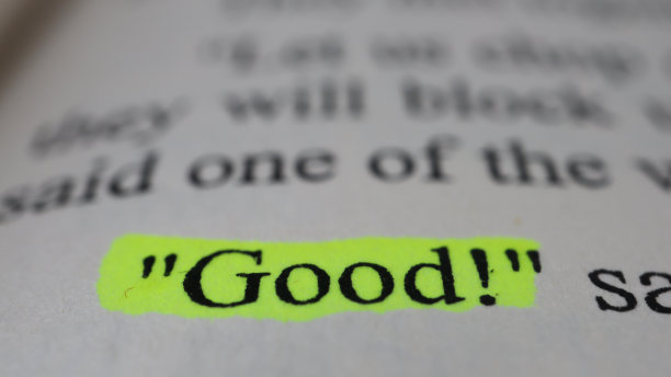 好的文字在打开的书页，选择性聚焦，特写，微距镜头好字与黄色标记，坐观图片下载