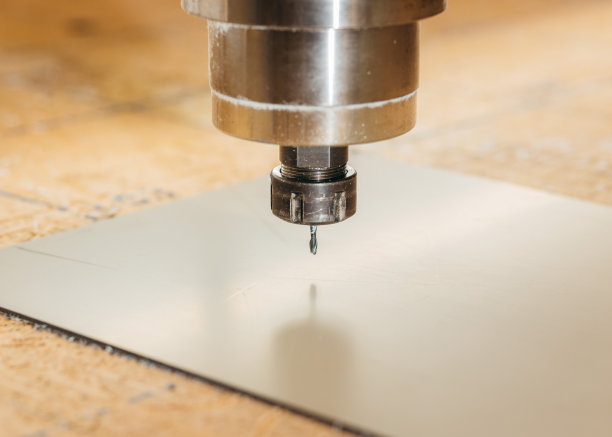 数控钻床是与金属板一起工作的。特写镜头图片下载