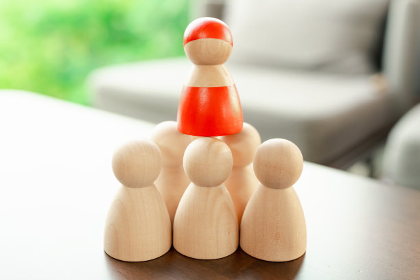 红色木头人作为团队的领导者，谈论影响力，授权和激励人群。有影响力的领导者，有成功理念的领导者。图片下载