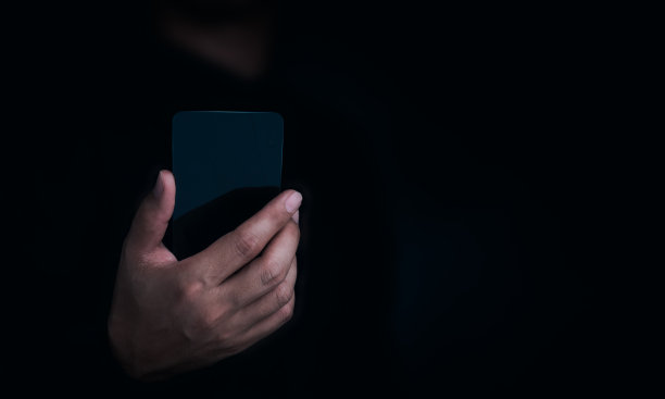 未来透明玻璃手机技术。模拟空白屏幕未来的超薄透明智能手机在商务人士手上暗与复制空间。未来技术通讯设备。图片下载