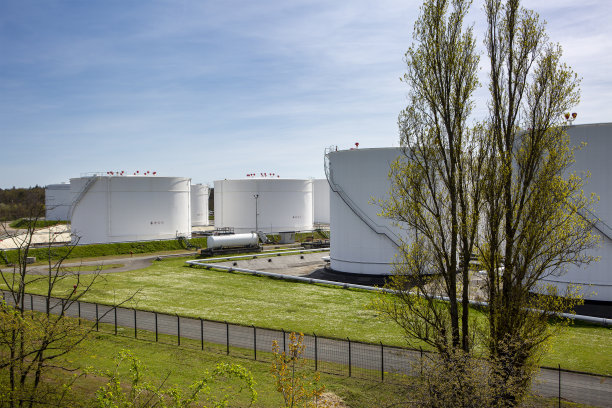 石油码头，石油和汽油储罐图片下载