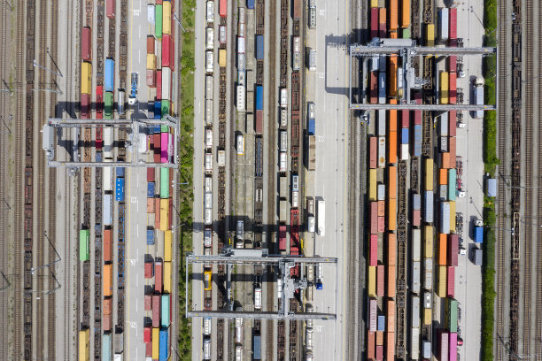 铁路枢纽、货柜码头鸟瞰图图片下载