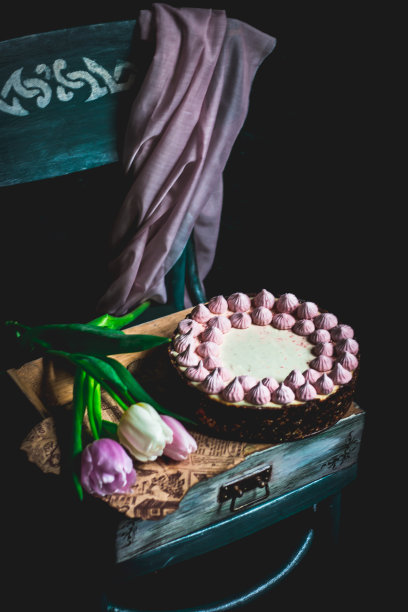 春天的心情:奶酪蛋糕和郁金香图片下载