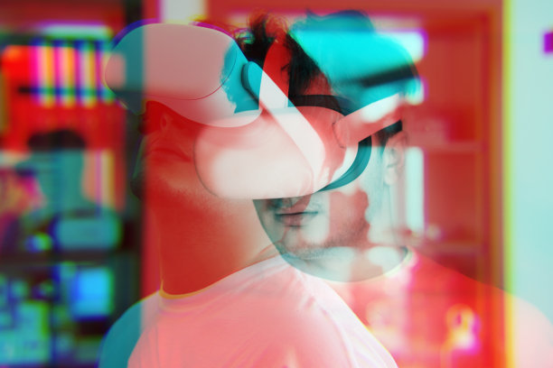 他通过使用VR眼镜来探索超时空图片下载