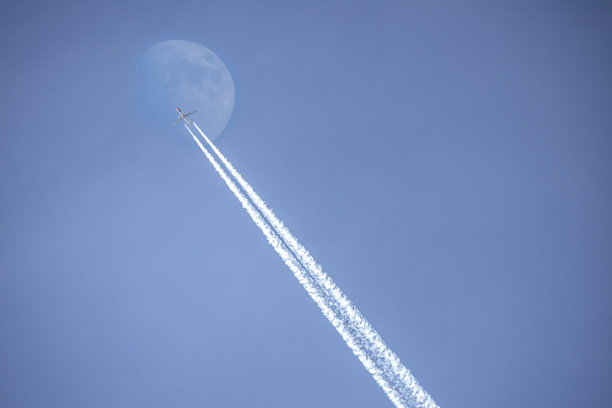 月亮和飞机图片下载