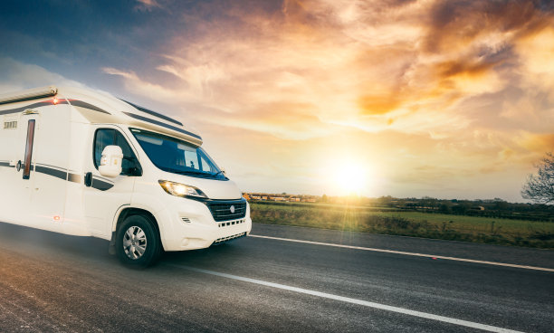 英国M1高速公路上的露营车运输车图片下载