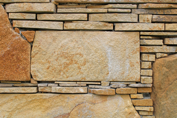 用褐色的岩石拼凑成一堵烟囱墙图片下载