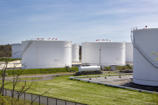 石油码头，石油和汽油储罐图片下载