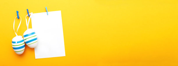 复活节彩色鸡蛋在橙色背景与纸张为您的文本图片下载