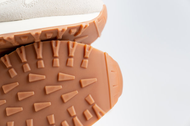 棕色沟槽鞋底运动鞋的一部分在一个白色的背景。图片下载