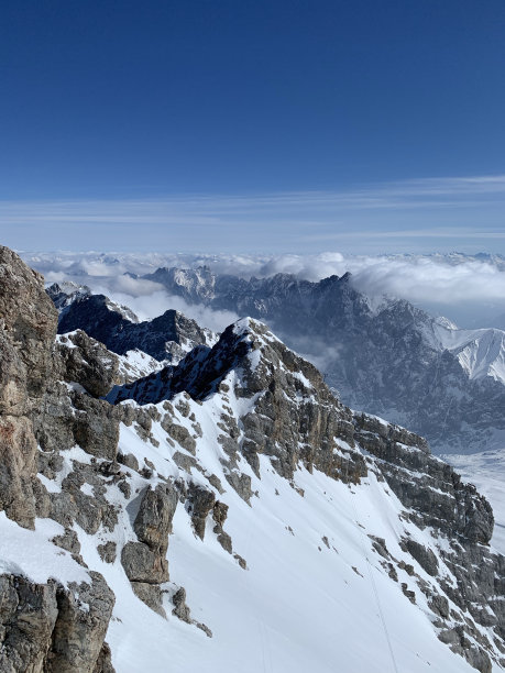 Zugspitze山的雪山山顶图片下载