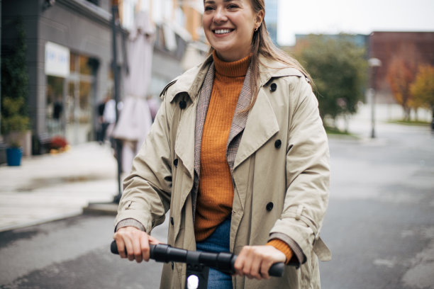 街上骑着滑板车的女人图片下载