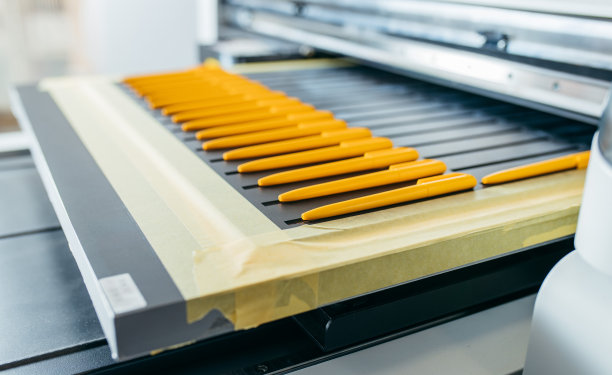 黄色圆珠笔，模拟一下。大幅面UV平板打印机，适用于印刷各种硬质材料。图片下载