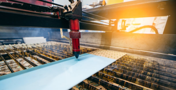 CO2激光切割木制品。图片下载