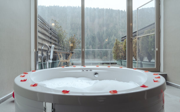 酒店房间里有热浴缸按摩浴缸图片下载