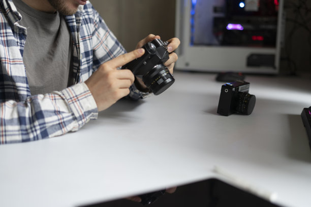 摄影师在电脑上用复古相机工作和编辑照片图片下载