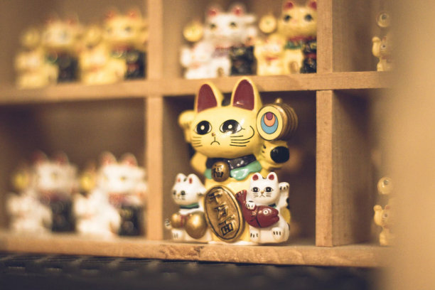 木架上摆放的招魂猫(日本的幸运符)图片下载
