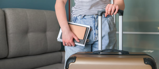 旅行。在隔离、封锁、Covid后旅行。居家旅游。当地旅游新常态。边境开放后的旅游业图片下载