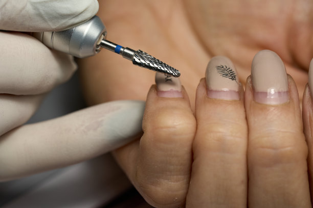 给自己修指甲的女人图片下载