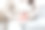 客厅里躺在沙发上的女人看起来病了。美丽的年轻女子躺在床上，手放在肚子上。月经期间卧床胃痛的妇女图片下载