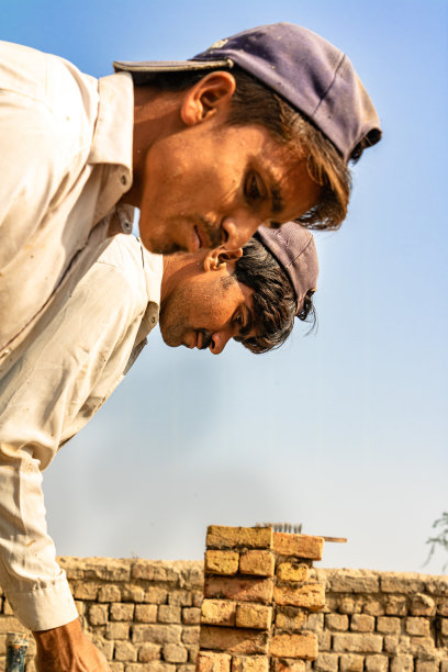 建筑工地上的泥瓦匠和工人图片下载