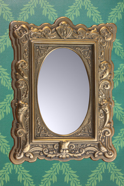 挂在墙纸墙上的老式镜子图片下载