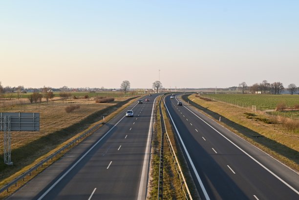 鸟瞰高速公路或日落时的汽车高速公路图片下载