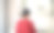 一个穿着红色针织毛衣的年轻女子站在一架白色钢琴旁。图片下载