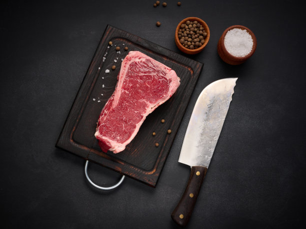 新鲜的生牛肉片，striploin牛排在黑色背景，俯视图。肉纽约图片下载