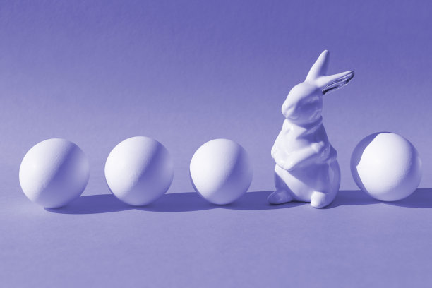 创意极简复活节概念。瓷兔四蛋。2022年的流行色彩。图片下载