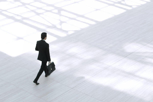 从远处俯视。有投资组合的执行商人图片下载