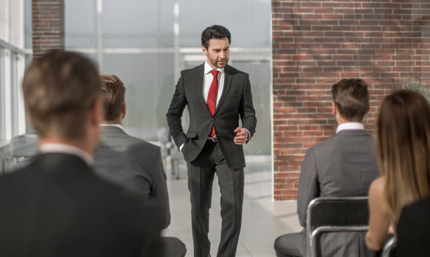 商人为商业团队举行了一次简报会图片下载